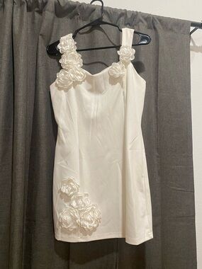 Elegant White Floral Appliqué Women's Dress